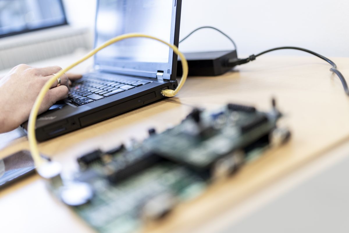 Test af printkort med LabVIEW – laptop forbundet til elektronik